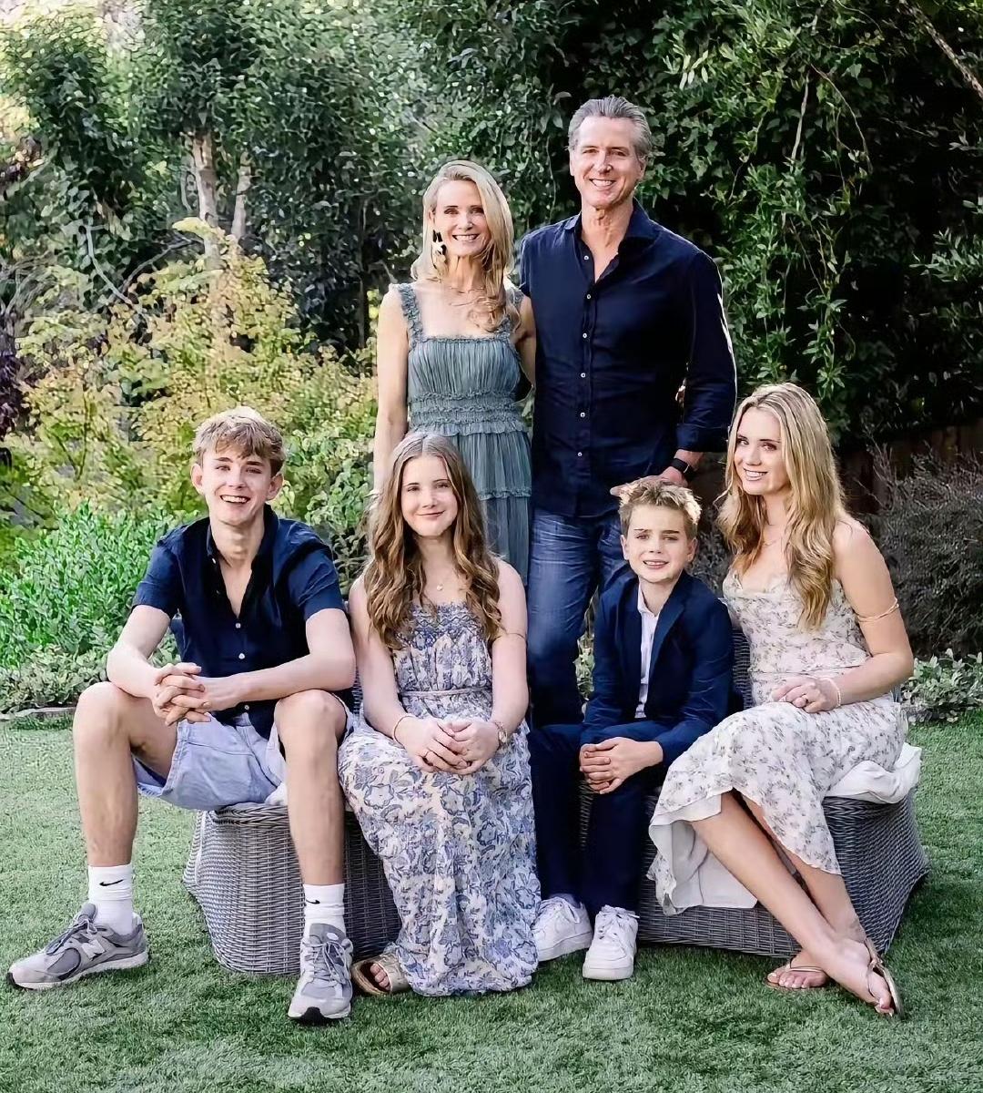 相信很多人都和我一样，刷到加州州长纽森的全家福，第一反应确实是羡慕。州长本人轮廓