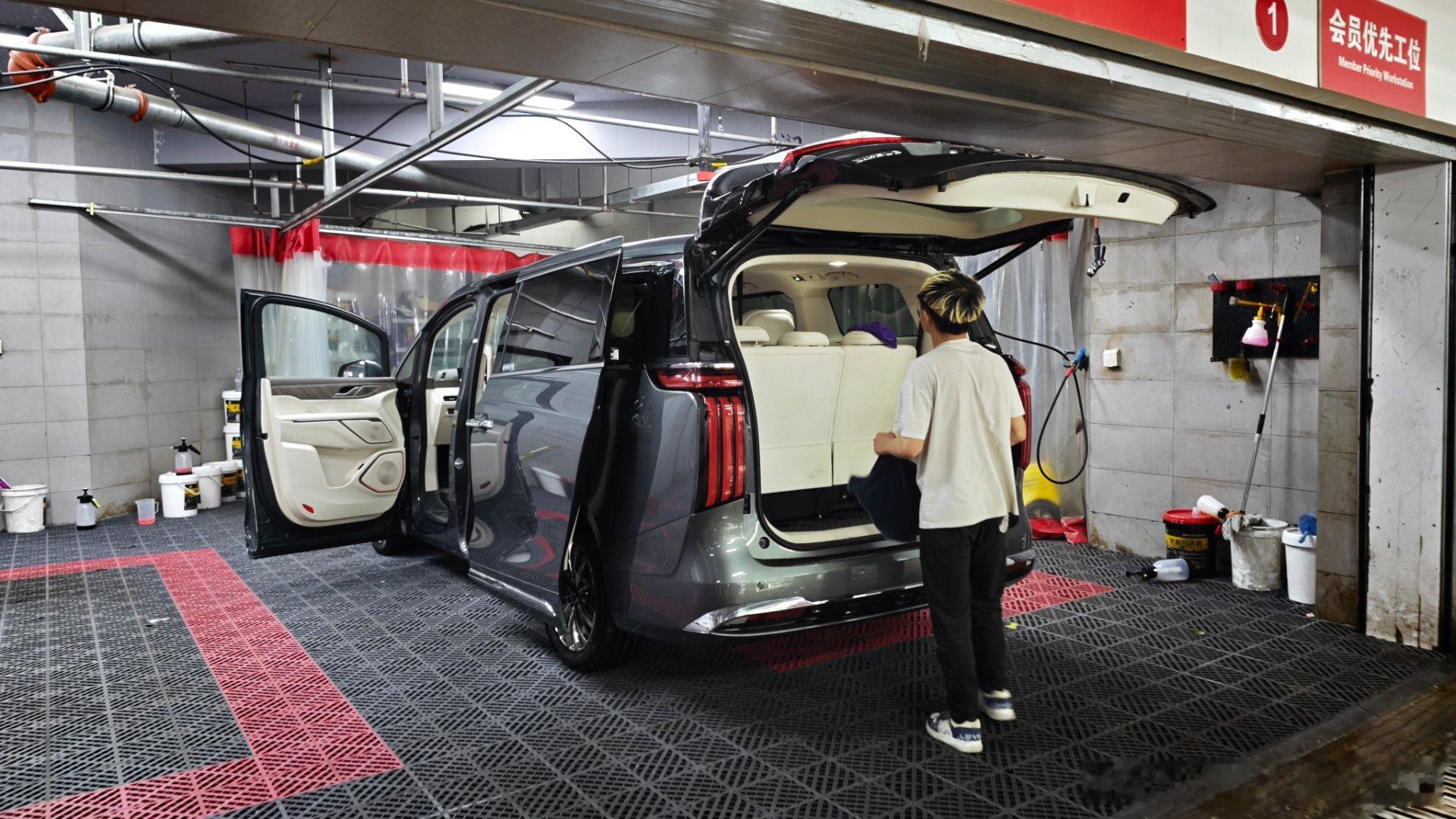 洗轿车40洗SUV50洗这大MPV60。今天洗了一次，我觉得洗它这60最值……实
