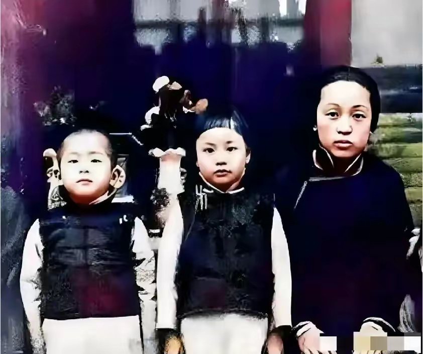 这是年幼的张学良跟母亲赵春桂及长姐张首芳的一张合影，特别罕见，也是他跟母亲唯一存
