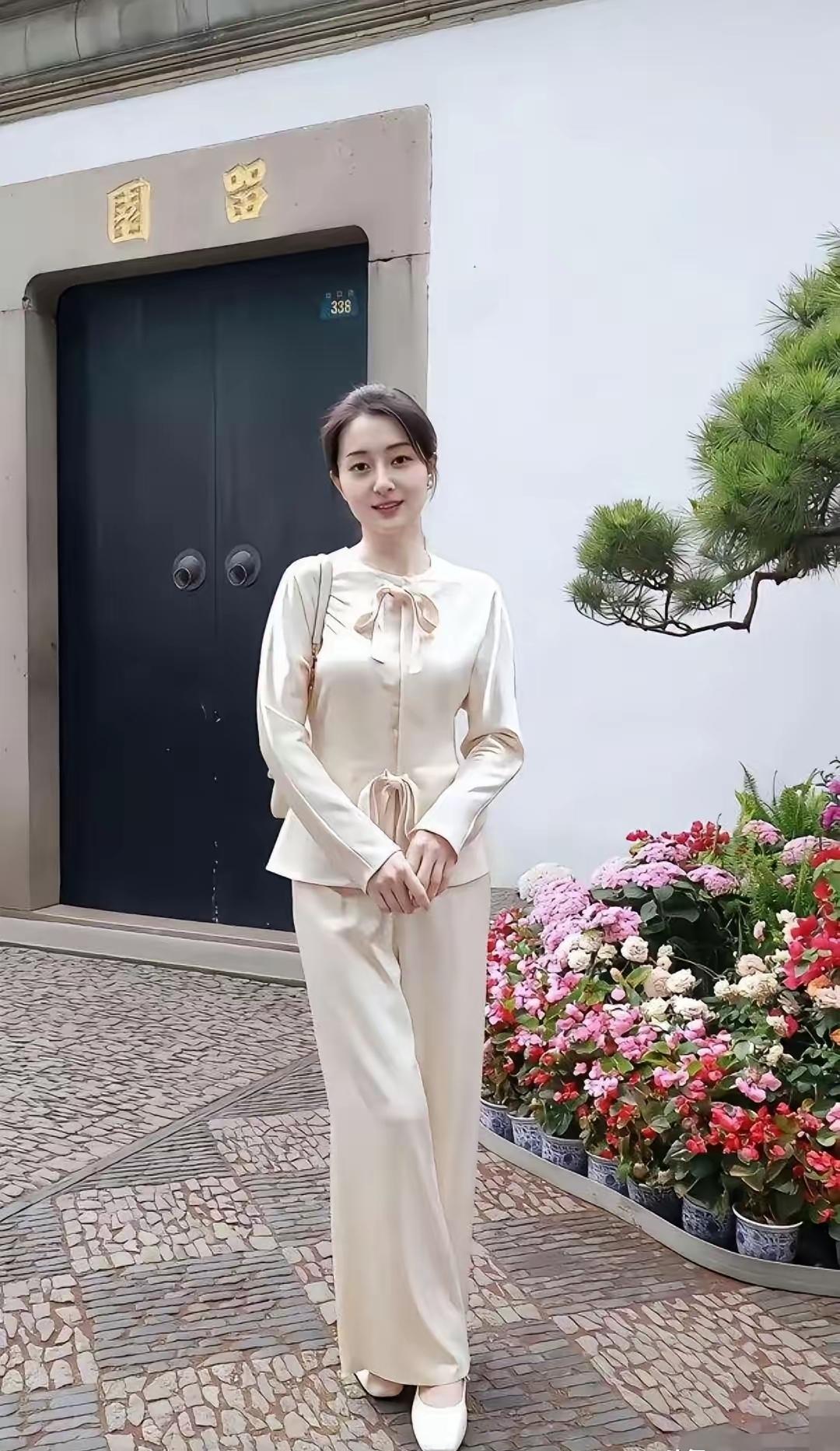 这闺女长得也太美了，美的都不像真人了，好象是从墙画上走下来的。网友这么夸她！看