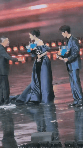 “为了一个C位，杨幂损失太大了！”领奖台上，她站位偏离标志人员站位。直接被曹