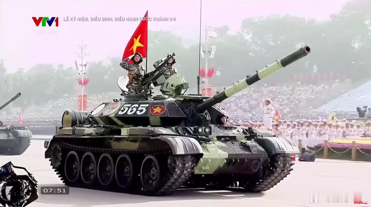 越南今天举行的阅兵，是一场精心组织的古董秀。坦克方队由T-54M与T-55混编为
