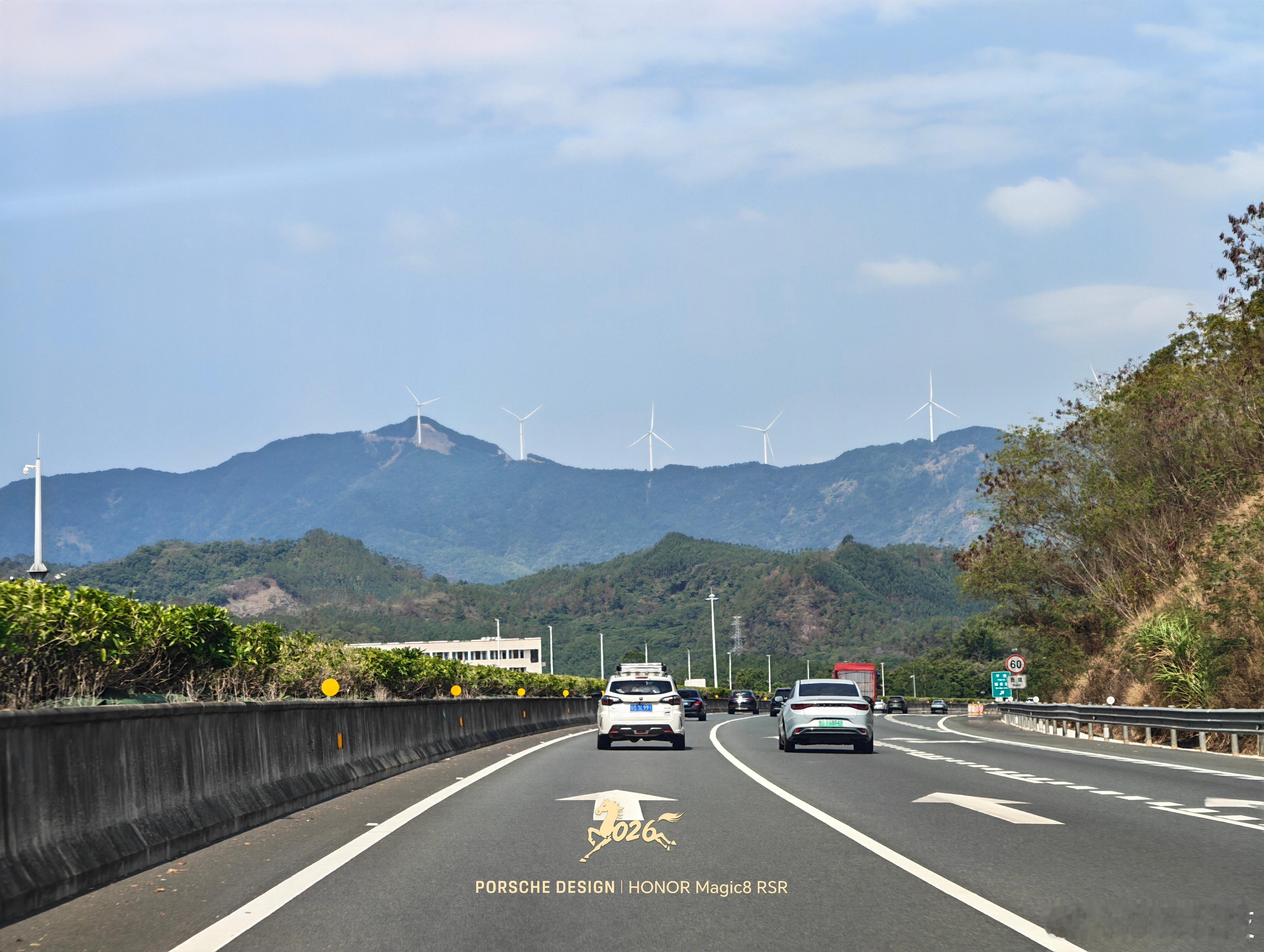 窗里窗外皆是归途的美好又是一年归家路，开享界S9T回家啦！车厢满载的是年货，更是