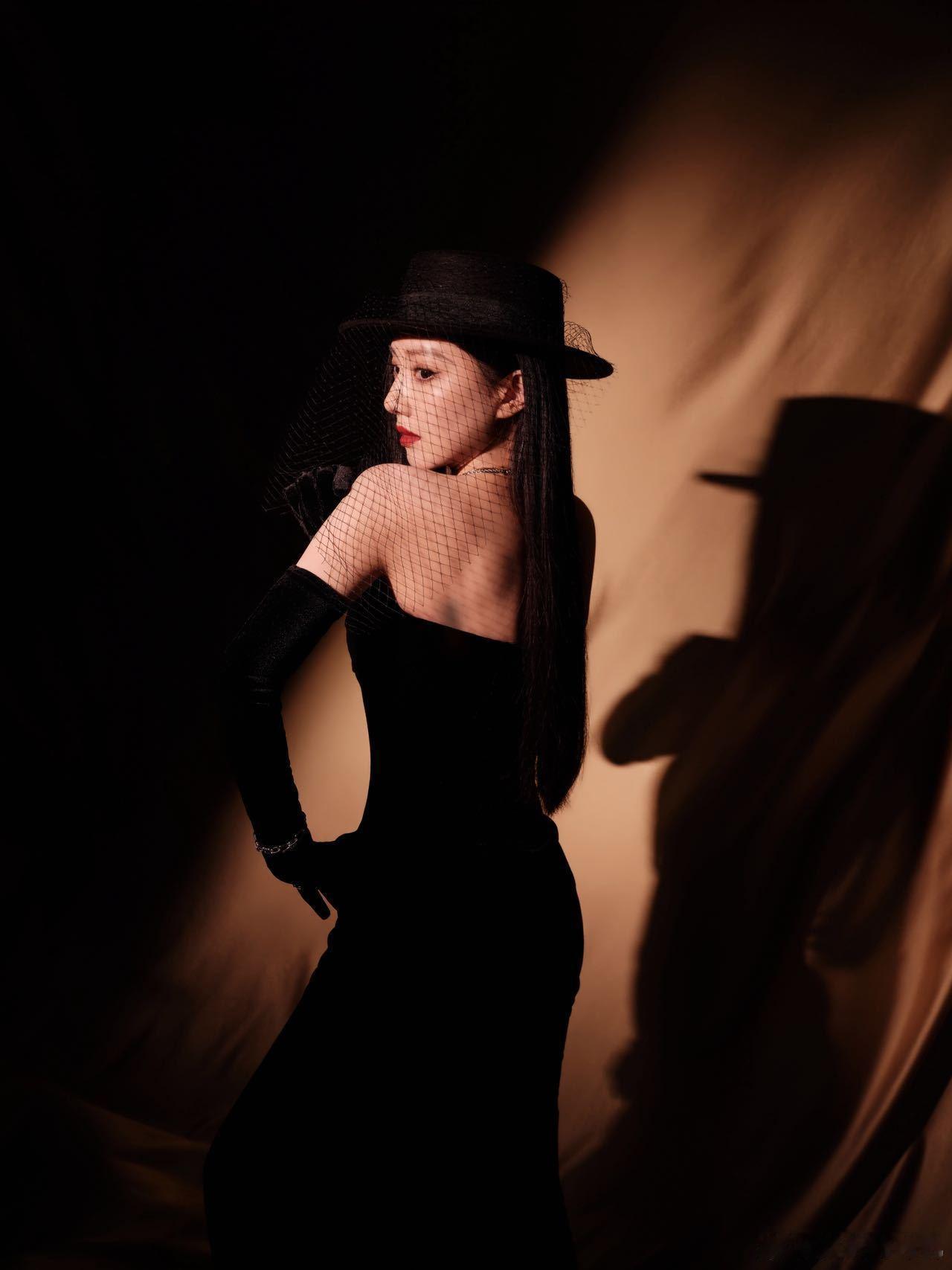 王鹤润英气女伯爵这组图最妙的地方在于，没有夸张的妆造，也没有复杂的场景，只靠她