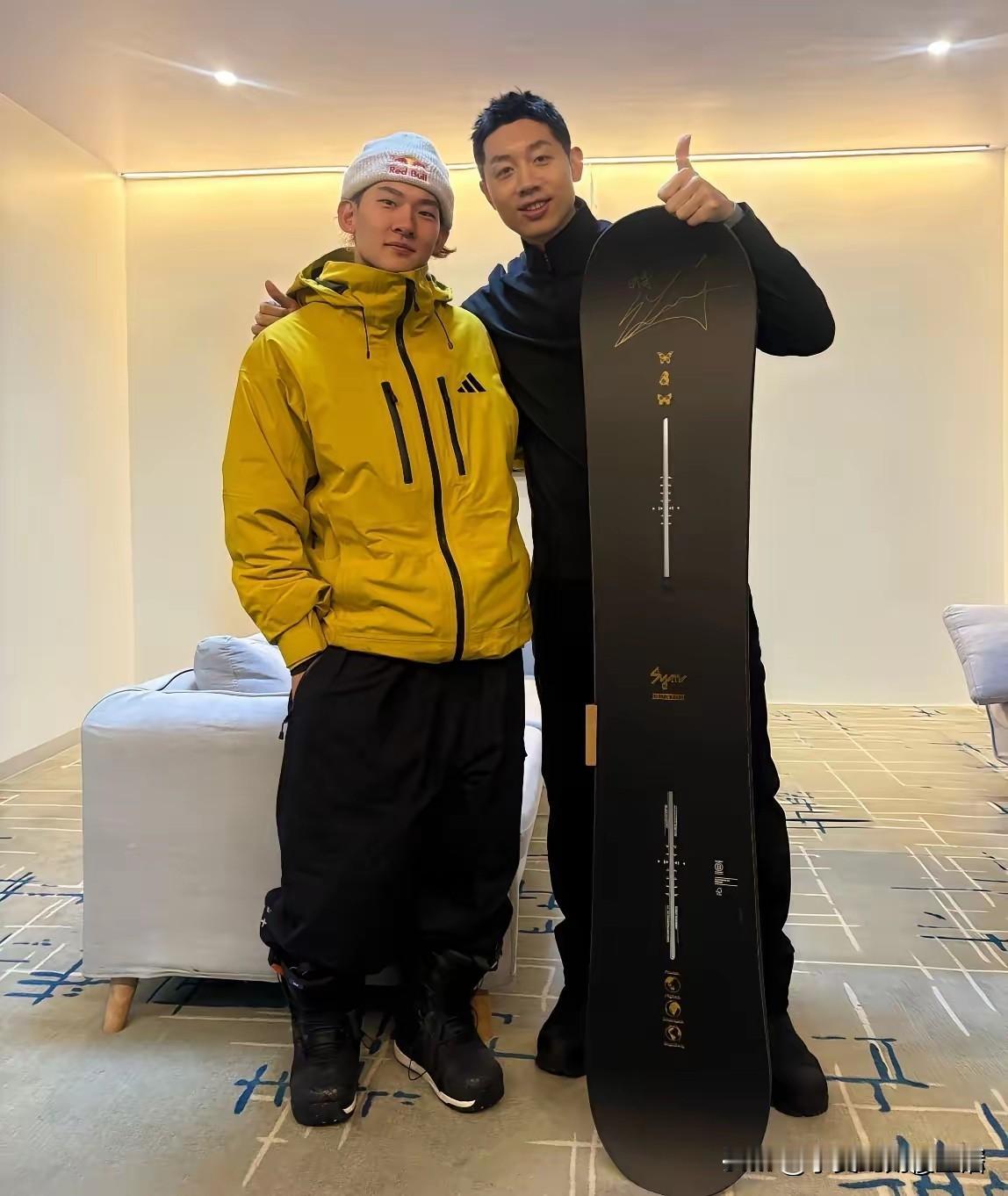 12月25日许昕晒全家张家口崇礼滑雪。他还炫了跟苏翊鸣合影和苏翊鸣送他的签名滑雪