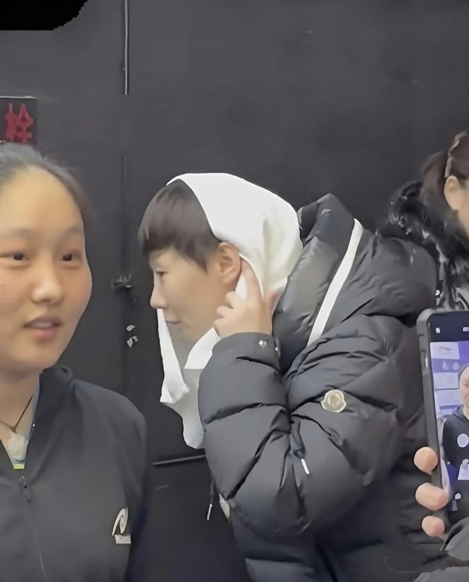 看看有才的网友给曼昱的画像，像不像？王曼昱：我不八卦，就是单纯好奇！打球靠硬