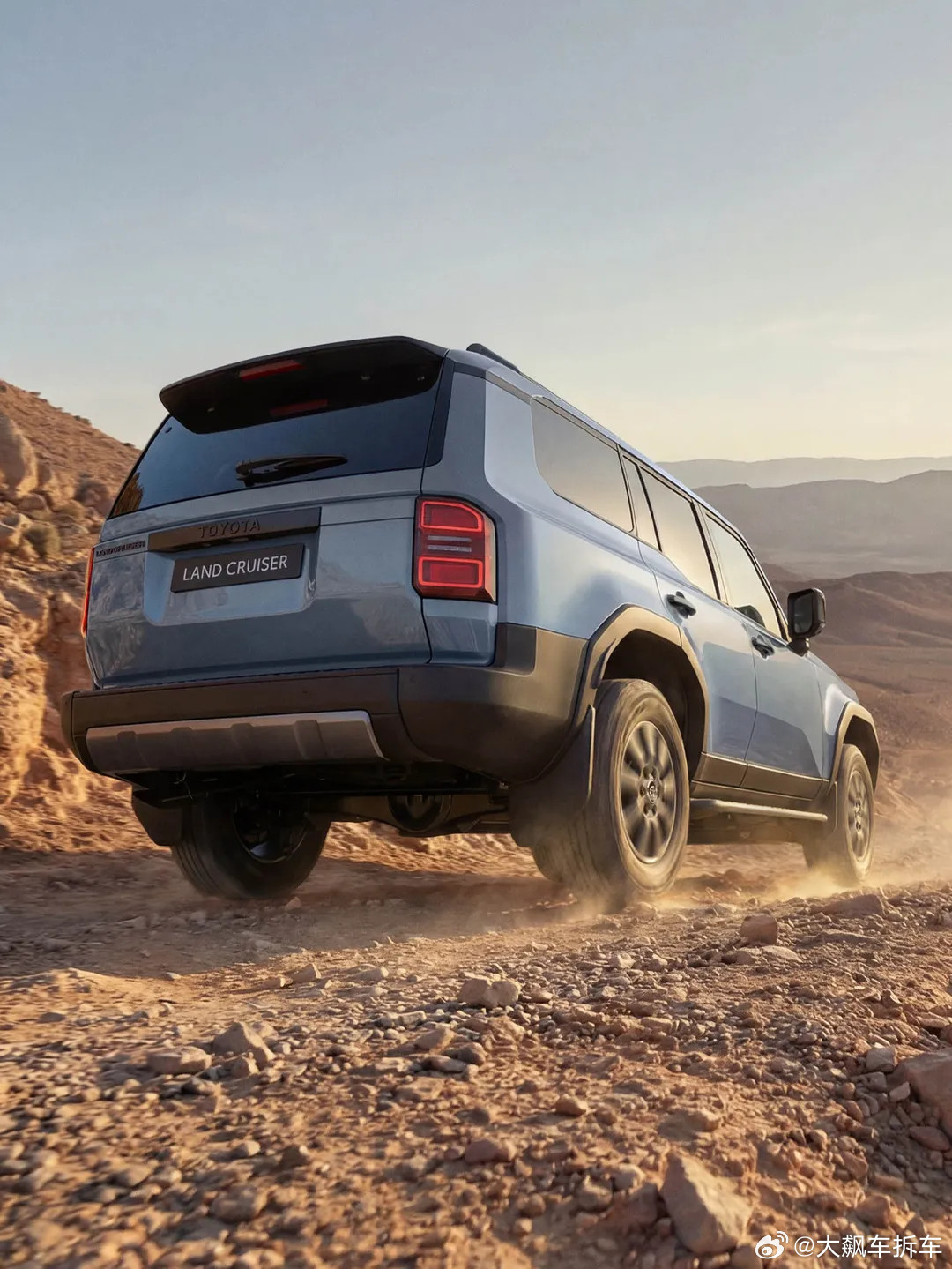 最近，丰田推出2026款兰德酷路泽250VX。搭载2.8升涡轮增压柴油发动机配