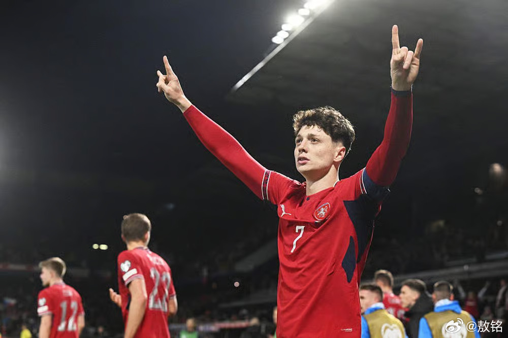 捷克淘汰丹麦上点年纪的球迷肯定普遍喜欢2006世界杯的捷克队，内德维德、巴罗什