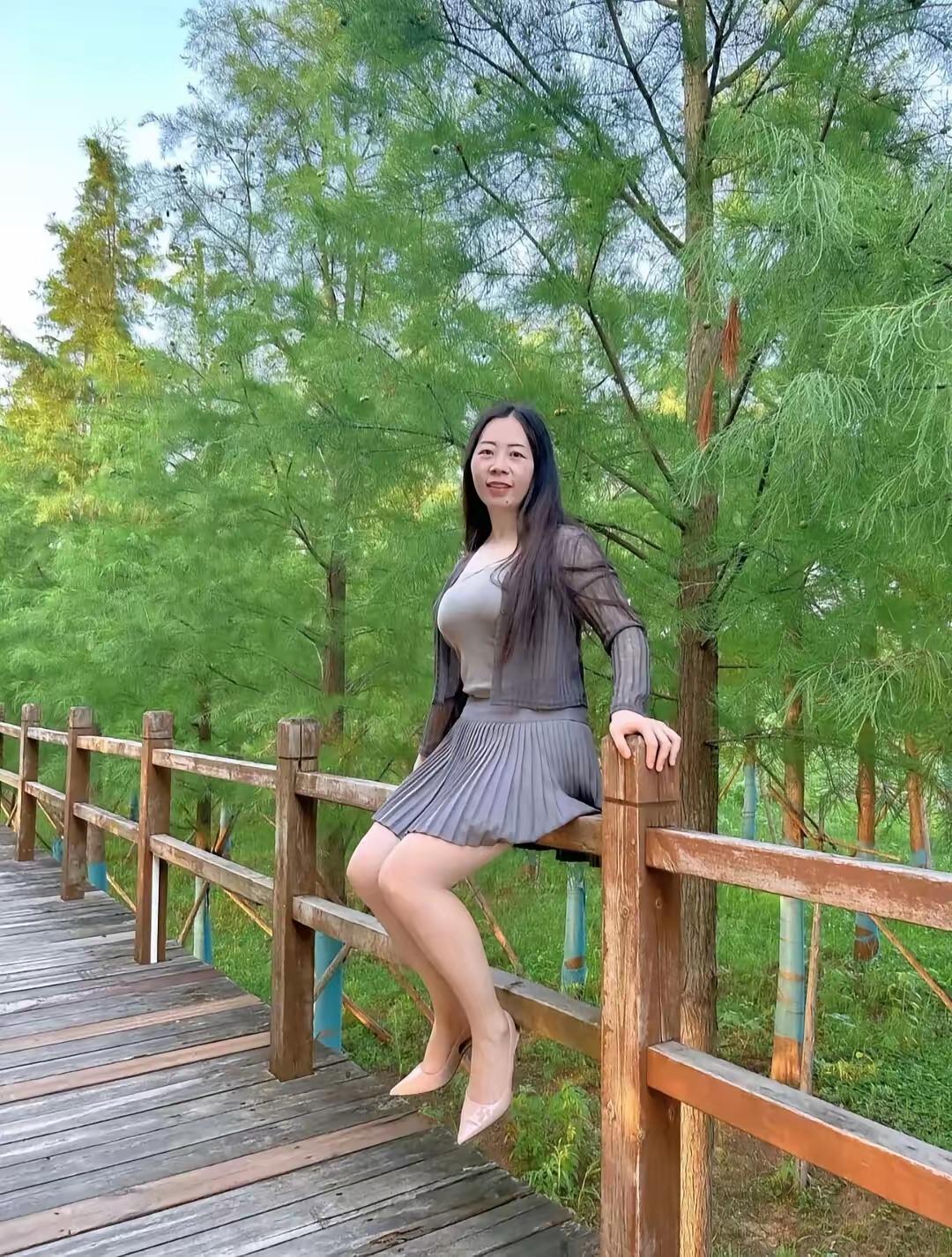 刚退休的年纪，是人生最好的时光。有时间做自己想做的事情，穿自己想穿的衣服，见自己