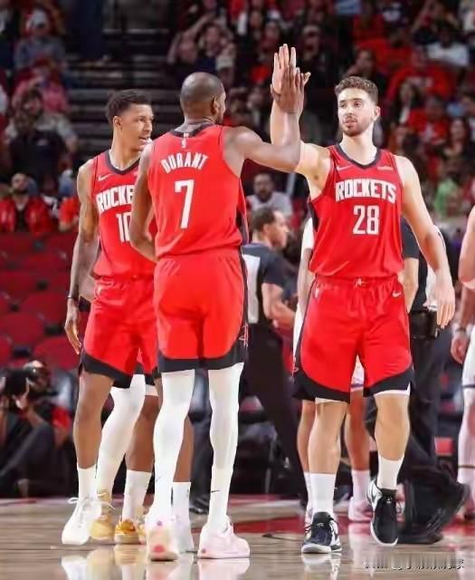 出人意料！12月8日，火箭队传来3条新的消息:一，火箭队迎来了全联盟独一份