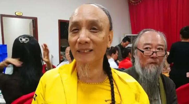 “把故宫还给我家”！2005年，一位号称多尔衮十世孙的人在火车站撒泼，要求国家归