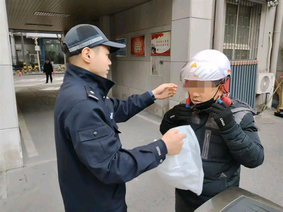 12月25日，武汉江岸区街头发生了一件暖心事儿。交警刘旭执勤时，拦下一辆违规驶入