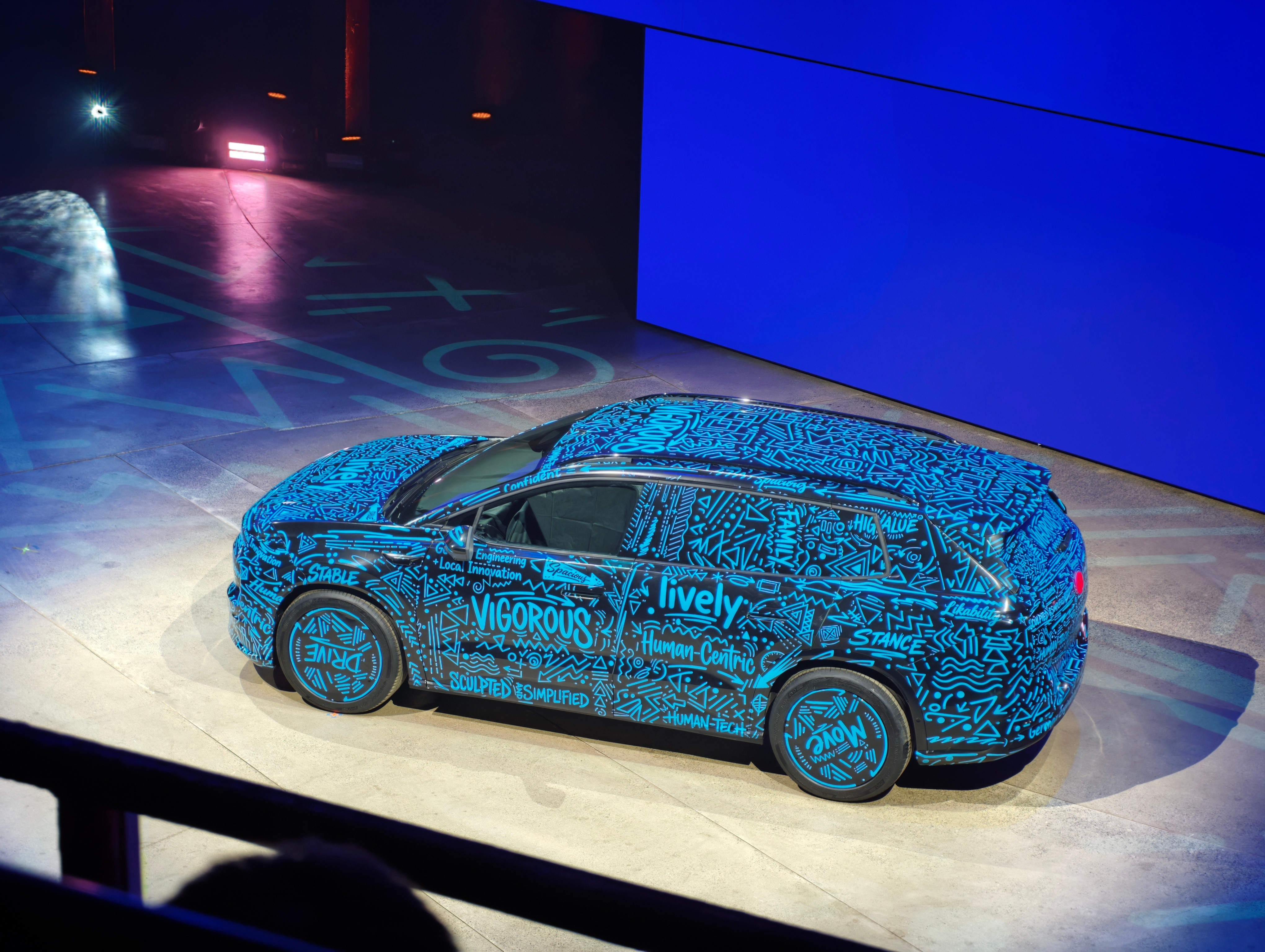 看着大众逐渐发力，其实我是特别感慨的，去年我们抢先看到了大众三台概念车，其中一台