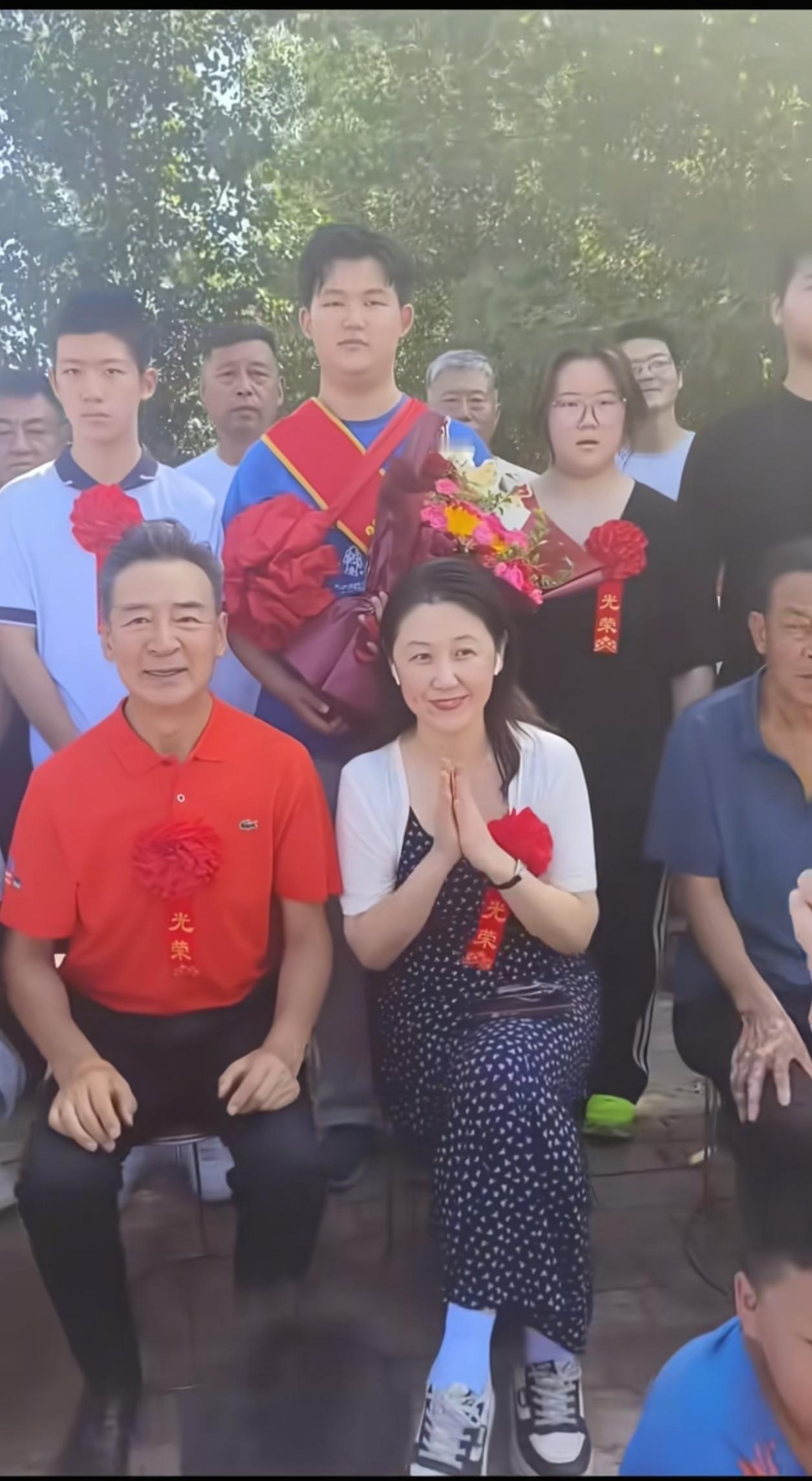 寇振海53岁老来得子，如今终于扬眉吐气！9月6日，寇振海携子寇家宝回乡祭祖，感