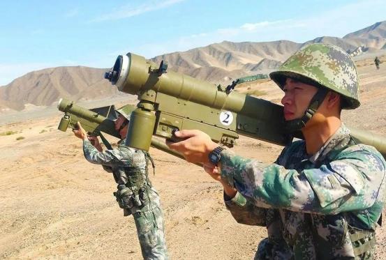 中国3万元‘袖箭’微导弹震撼全球！黄瓜大小竟能穿坦克，美军天价武器恐被拖入消耗战泥潭