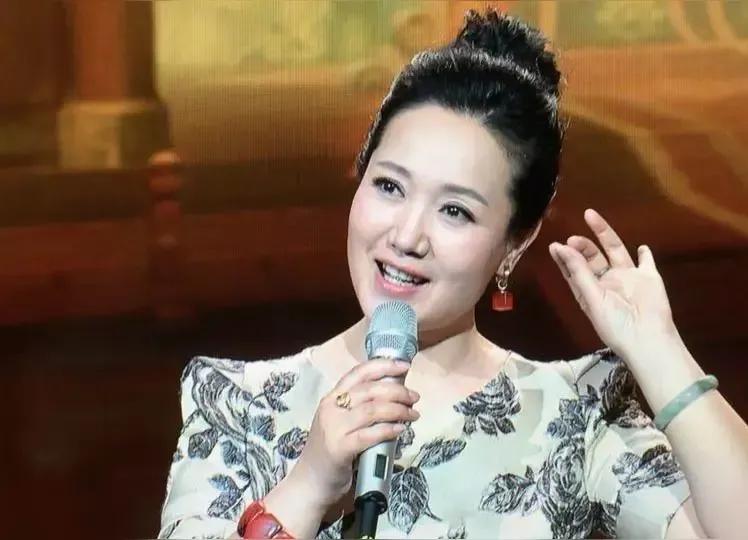 莫非相声圈儿的闹剧又传染到了京剧圈？看见京剧演员之间的互相指责也越来越多，而且