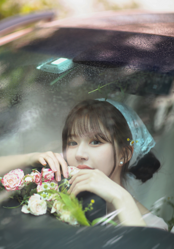 笑起来有甜甜的感觉，长相又萌又美