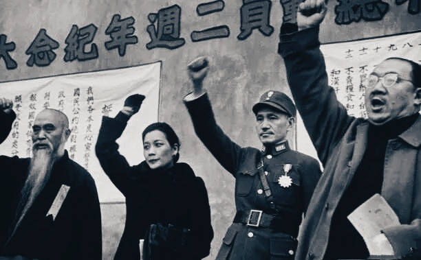 1941年重庆:国民精神总动员两周年纪念大会现场。蒋介石、宋美龄等4人同步举拳