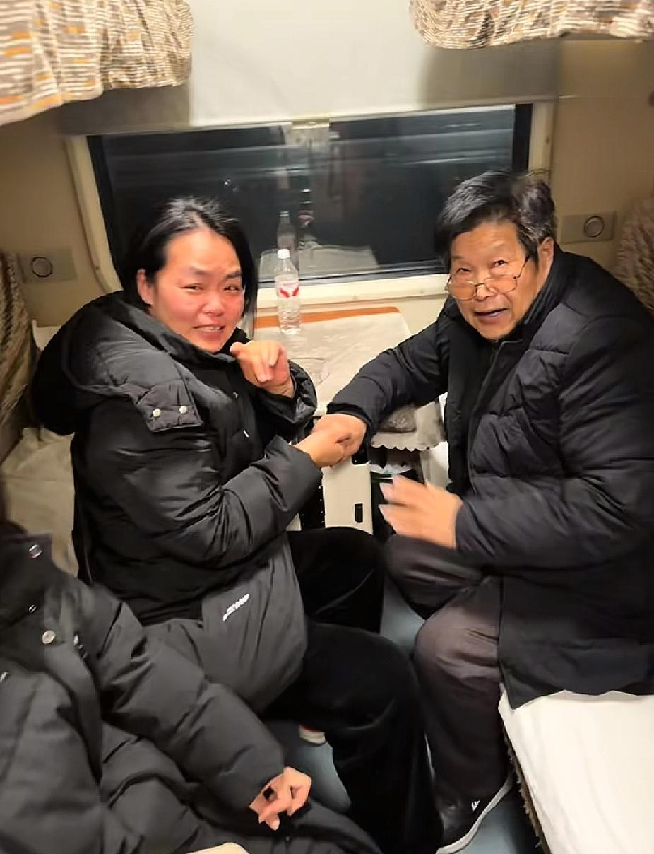 “这一声呼唤，穿越26年时光！”天津开往商丘的火车，71岁的退休老师到站了，刚