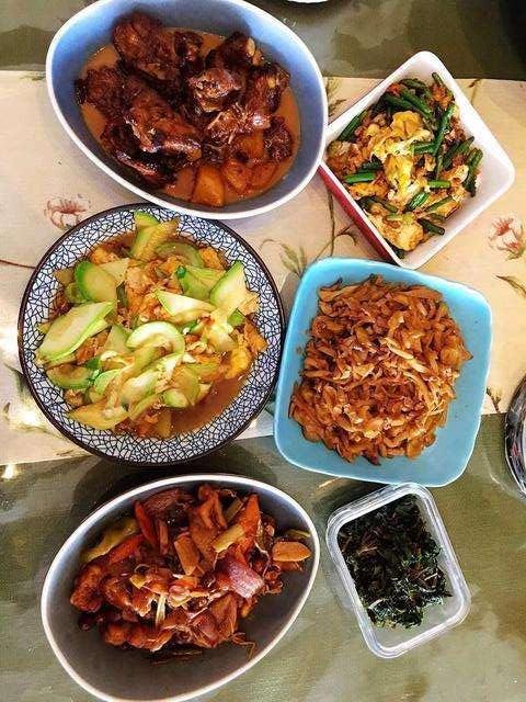 经常做饭的人一定要记得收藏：1、煮大虾时，冷水下锅；2、煮玉米时，加一点盐会