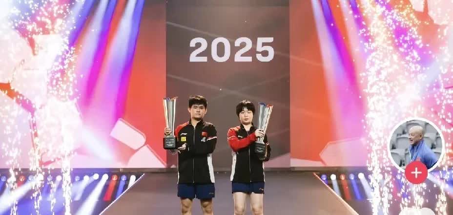 肖指更新动态，配上动漫四连冠合照，附文：争取像哥姐一样齐头并进。一句