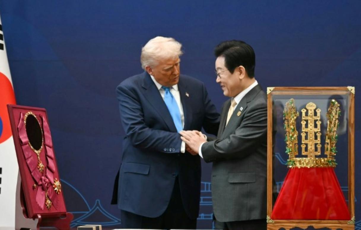 相较于日本的盛情款待，韩国更加夸张。特朗普抵达亚洲之行的最后一站韩国，韩国总