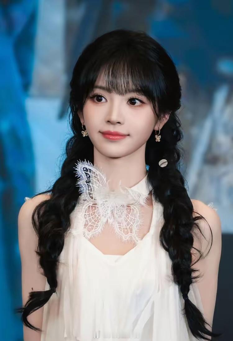 我敢断言田曦薇只要不塌房，她以后会越来越火，因为她最大的优势，不是长得漂亮，也不