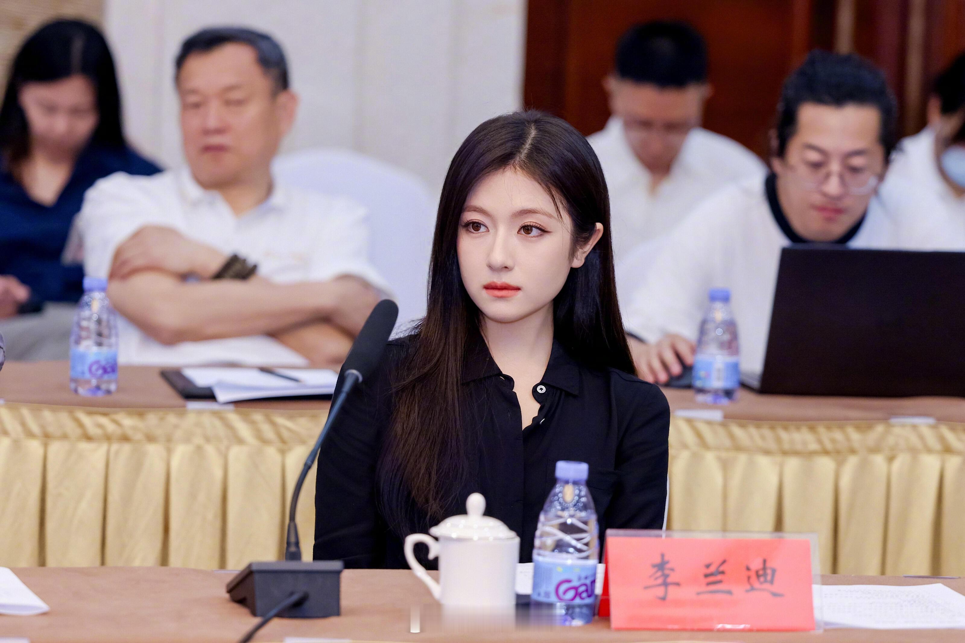 天呐！李兰迪好高智的一张脸