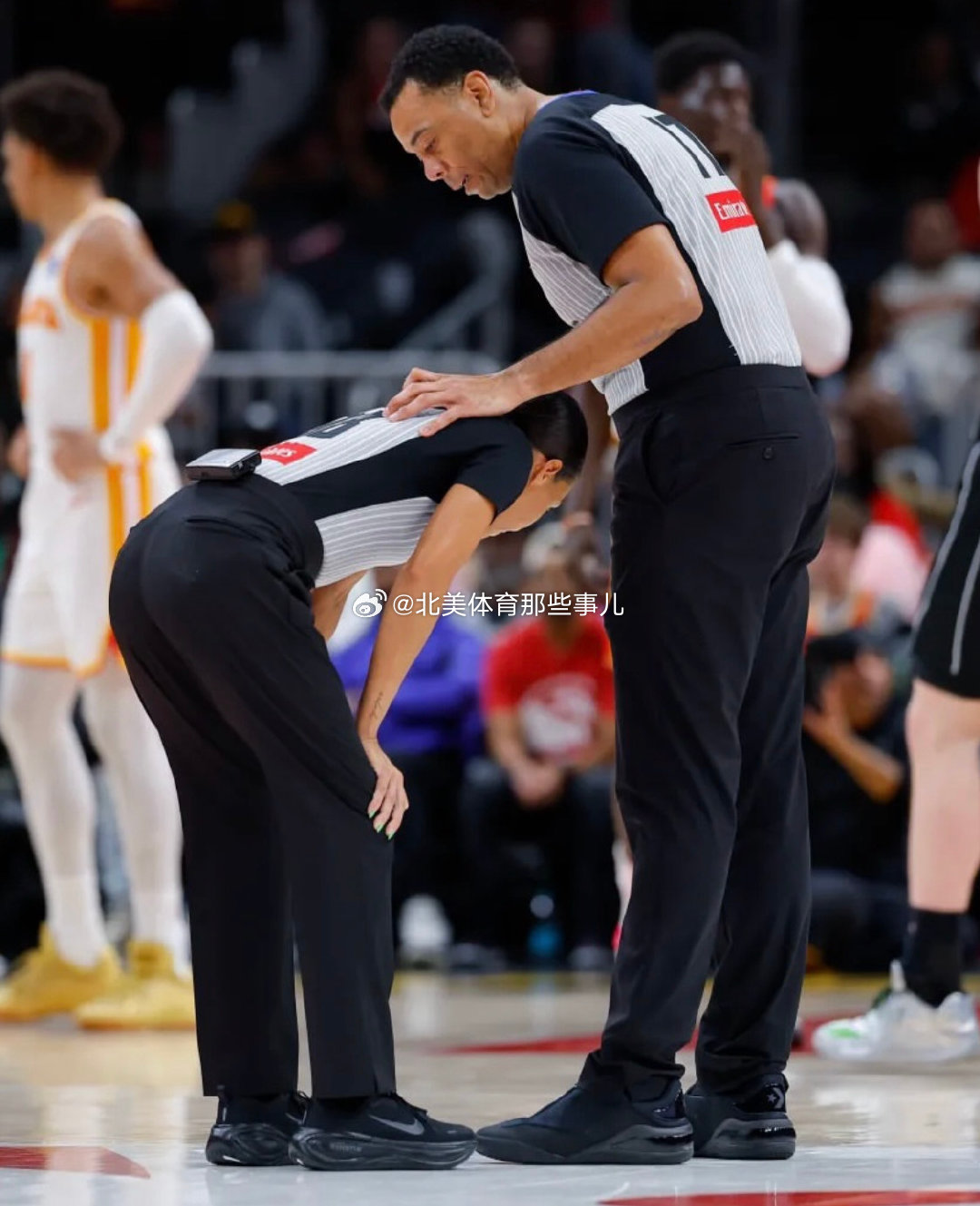 如果现在篮球鞋都一定要奔着休闲用途去设计和推广，那确实就应该做做全黑配色和全面包