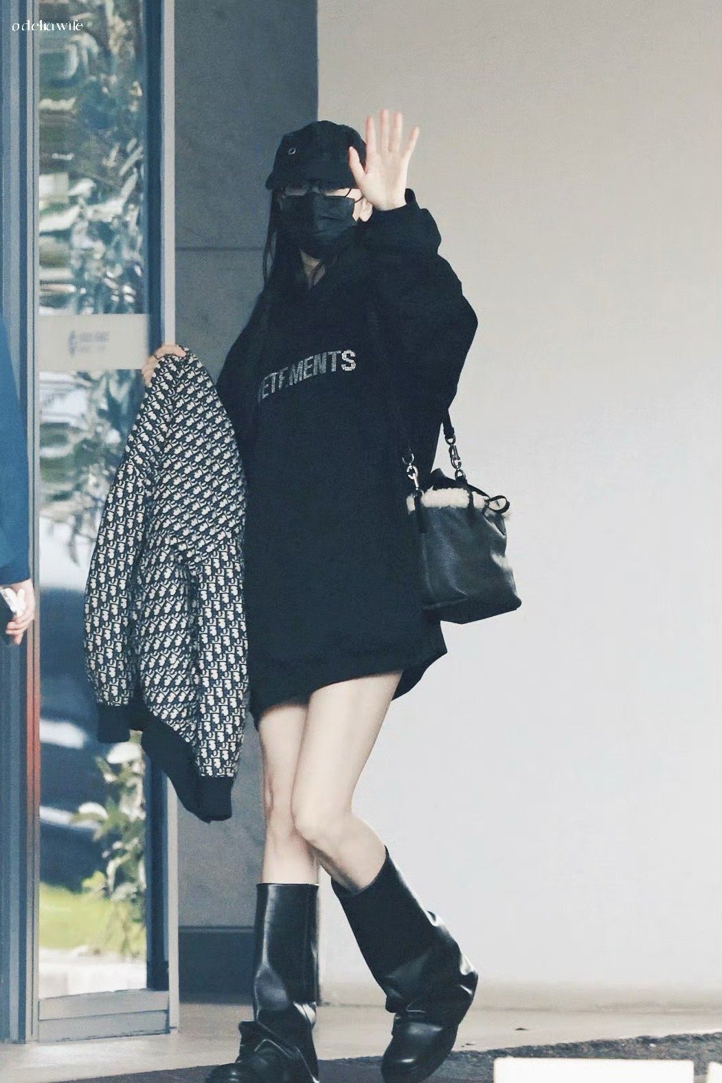 热巴红皮衣杀疯了！新剧路透惊现“女特工天花板”[爱心][爱心]烈焰红唇配紧身皮