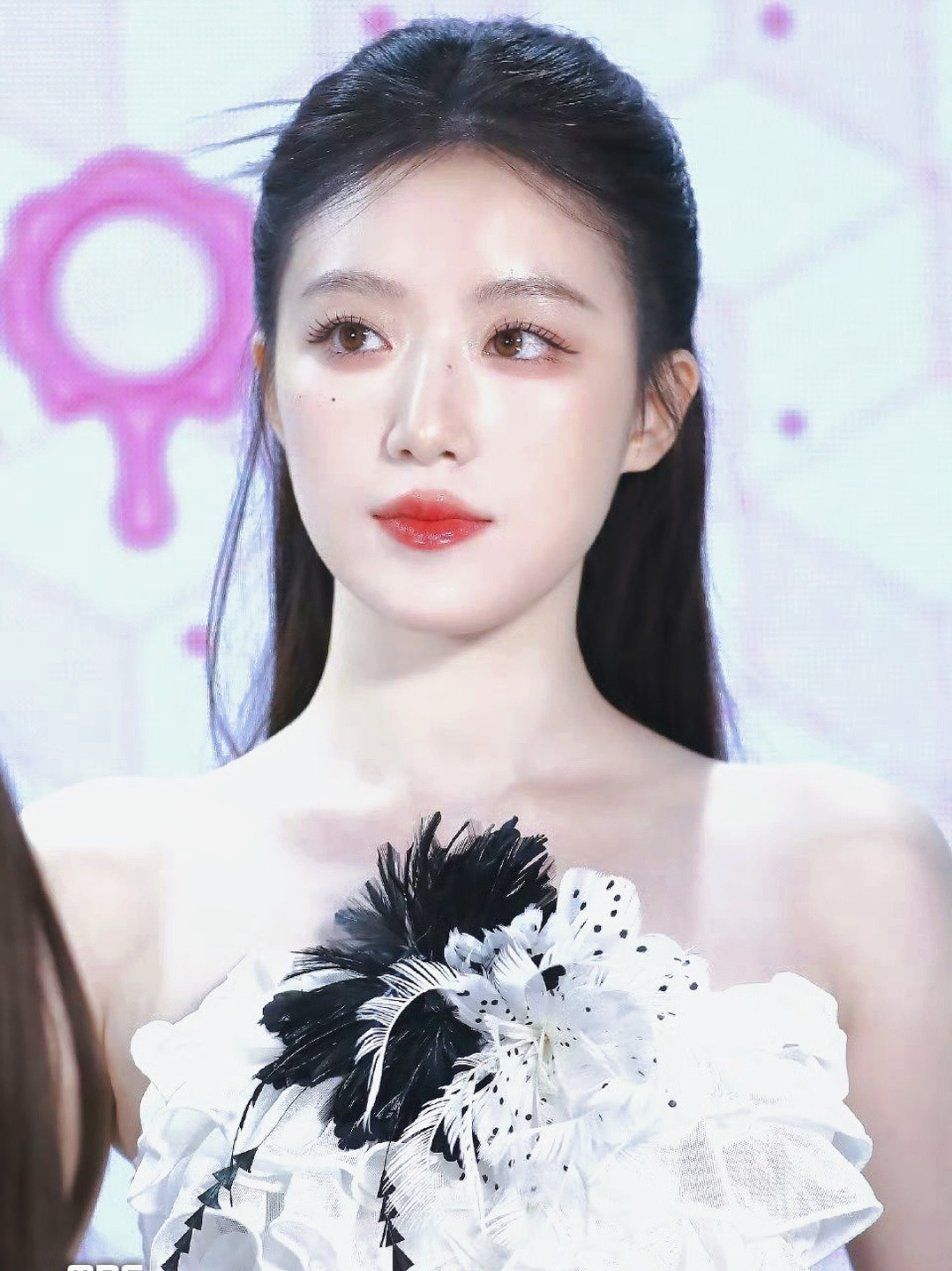 这个女人的新闻图美成这样​​​