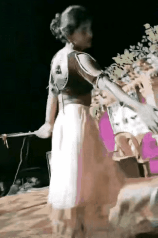 太疯狂了，小姑娘原以为只是握手，没想到整个人都被扯下来，一群男人在疯狂乱模，这群