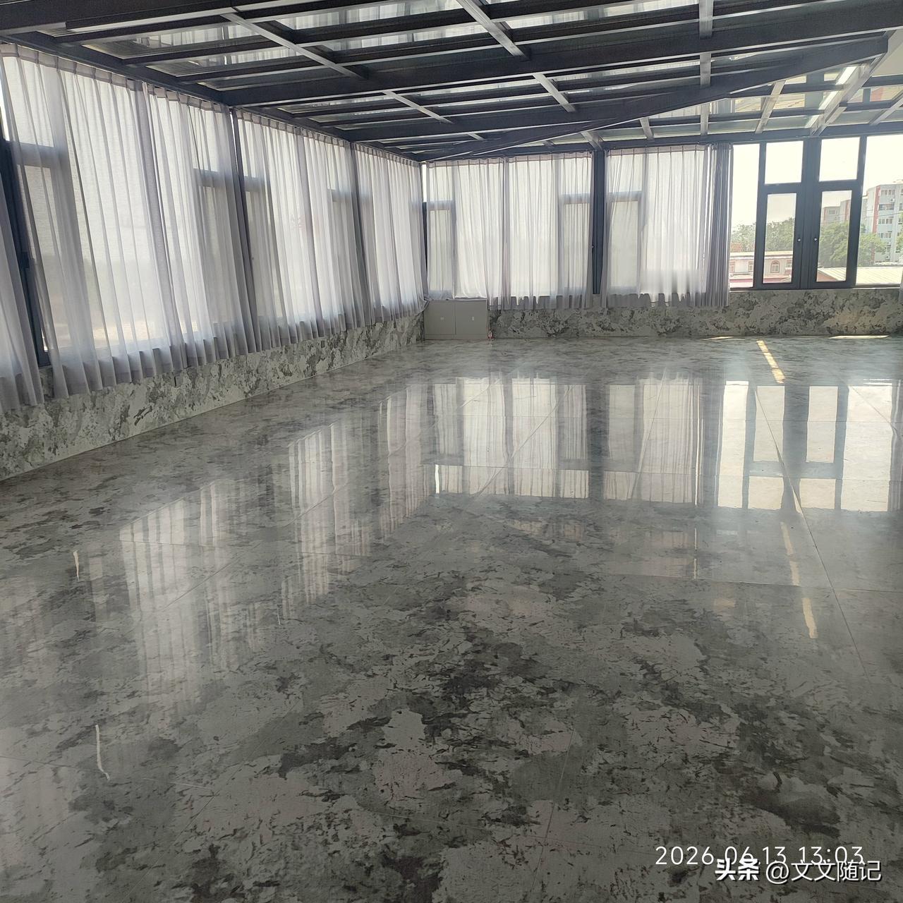 闺蜜家又盖了一套大别墅，进门是宽大的室内停车场，进电梯二楼是卧室厨房客厅卫生间，
