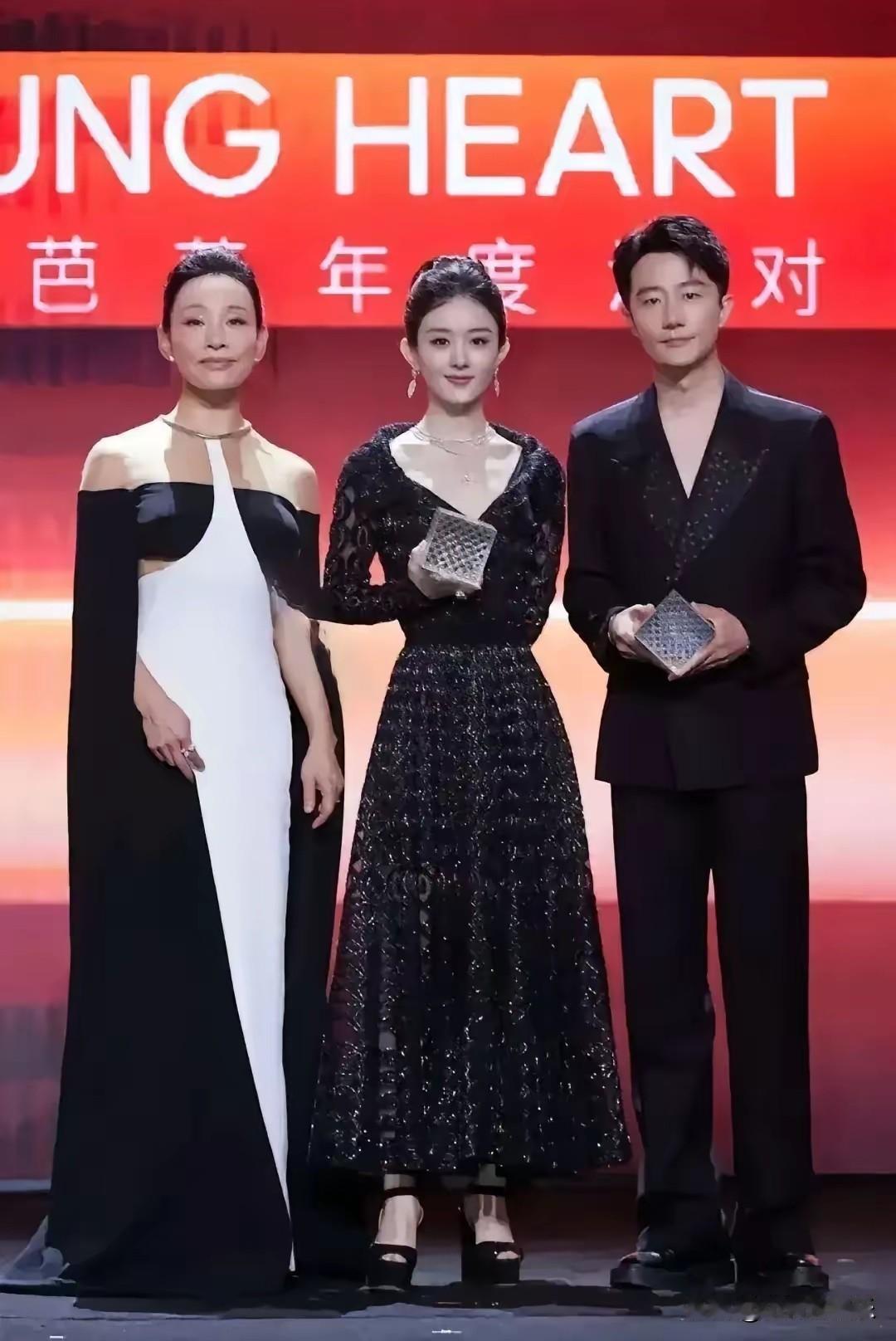 她是谁？一身黑白相间拖地长裙，虽然很美很有气质，但看上去没有赵丽颖落落大方。