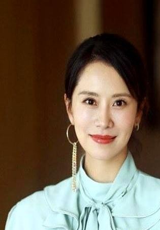同样是豁出命去扮丑演底层苦命女人，海清和宋佳走出的完全是两条截然相反的路。海清当年为了《隐入尘烟》里