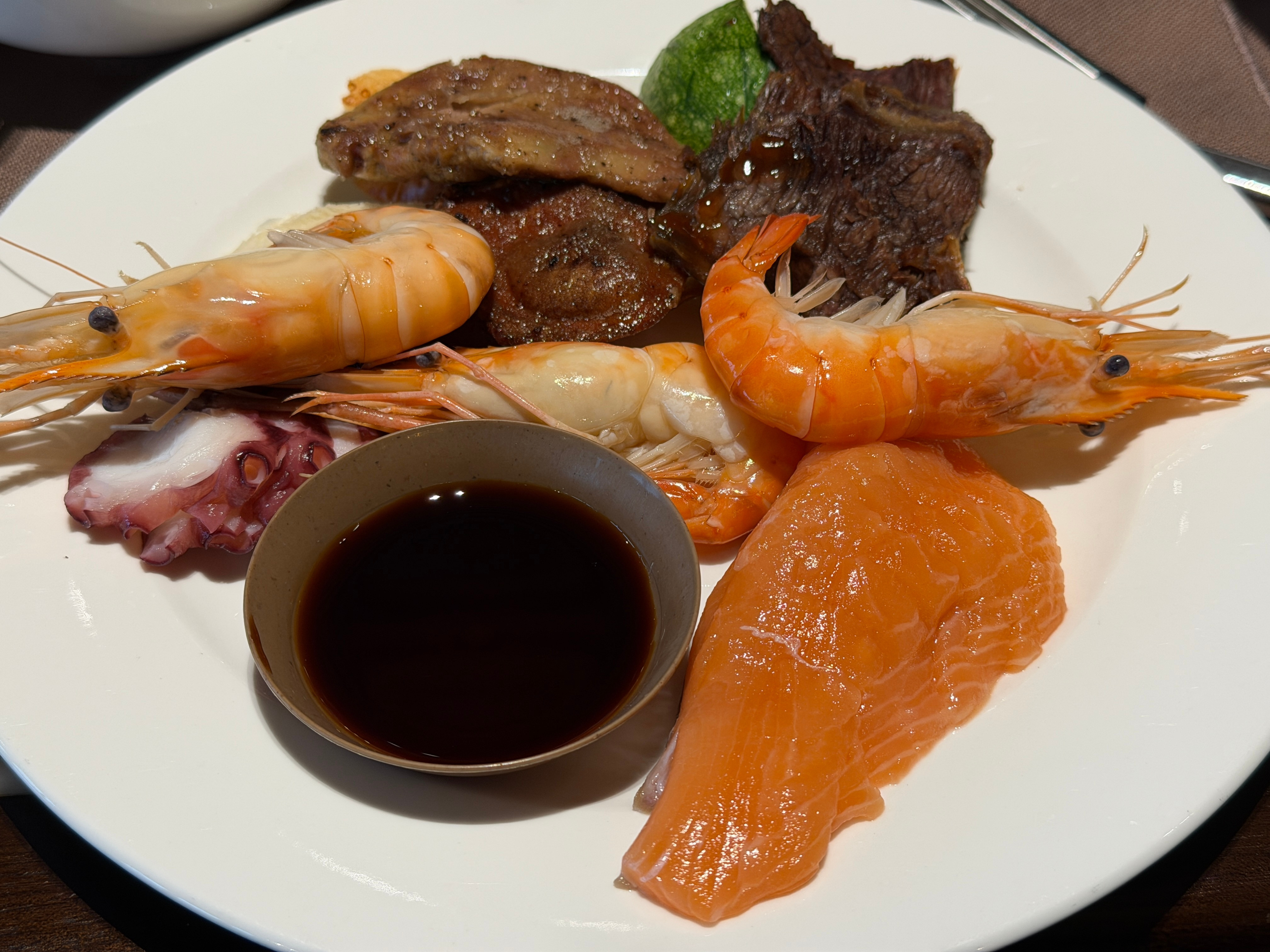 好饿好饿好饿狂吃狂吃狂吃今儿来成都，这家酒店的晚餐自助还不错三文鱼、虾、果蔬什么