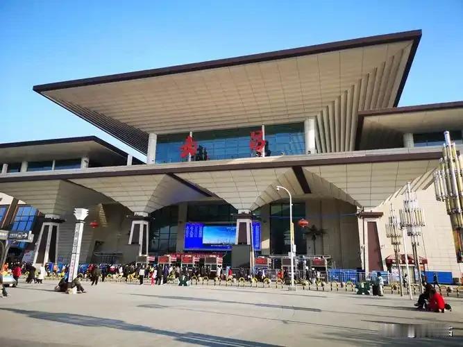 今天回娘家路上，在村口碰见他了。就是小时候总跟我抢辣条、放学骑车带我一段的那个。