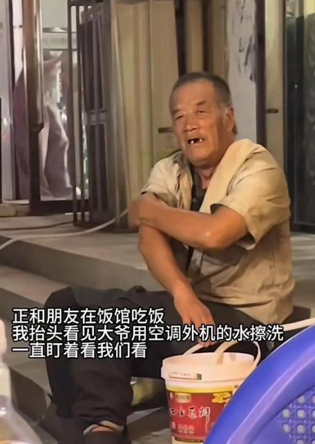看哭了！7月29日晚上，一男子和朋友在路边吃夜宵，抬头看见拾荒大爷坐在路边，一直