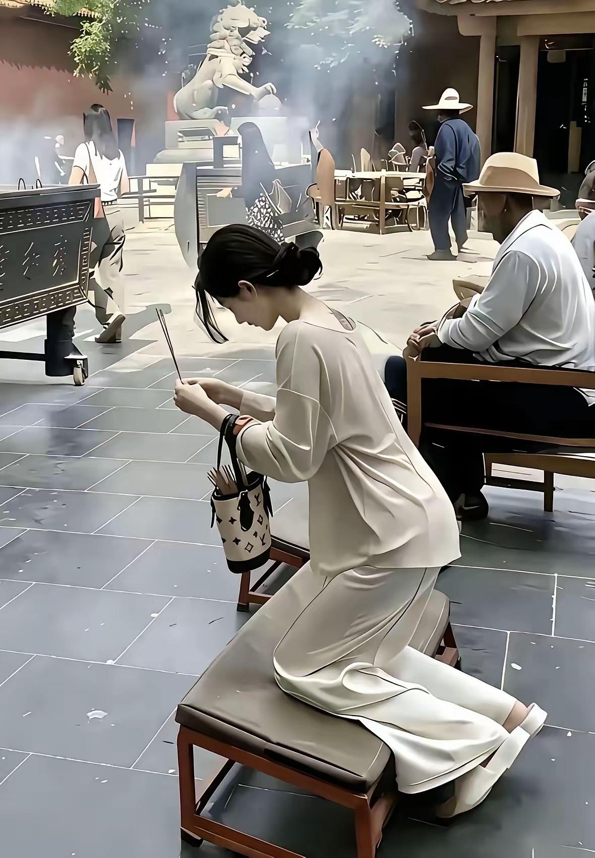 这身段这气质，还来拜佛？求啥啊，求别太美吗？[捂脸哭]