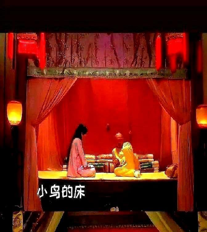 在《甄嬛传》里，安陵容每次侍寝，都是太监半抱半送，皇帝看她唱歌，眼神里只有利用。