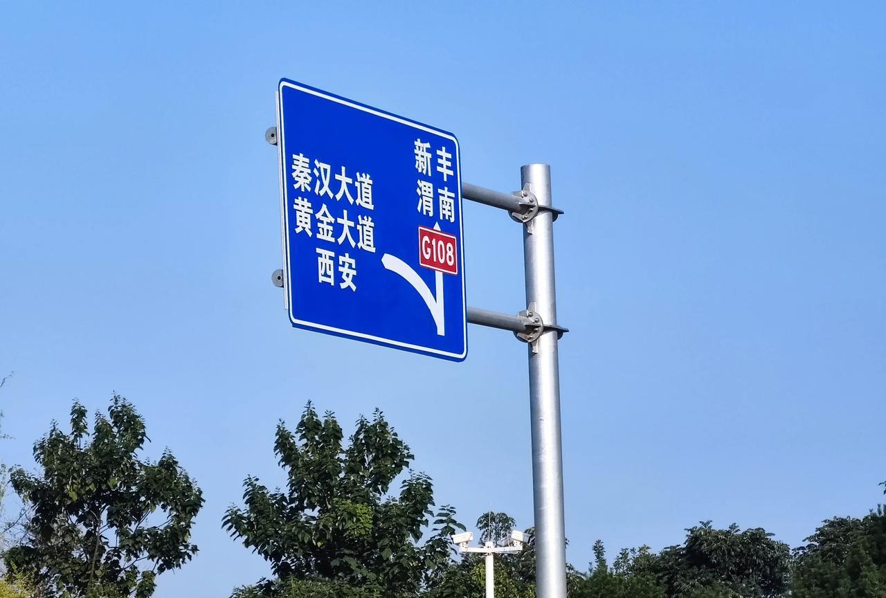砍电线杆精神病人爬上了电线杆。医生喊道：“快下来，你要是还不
