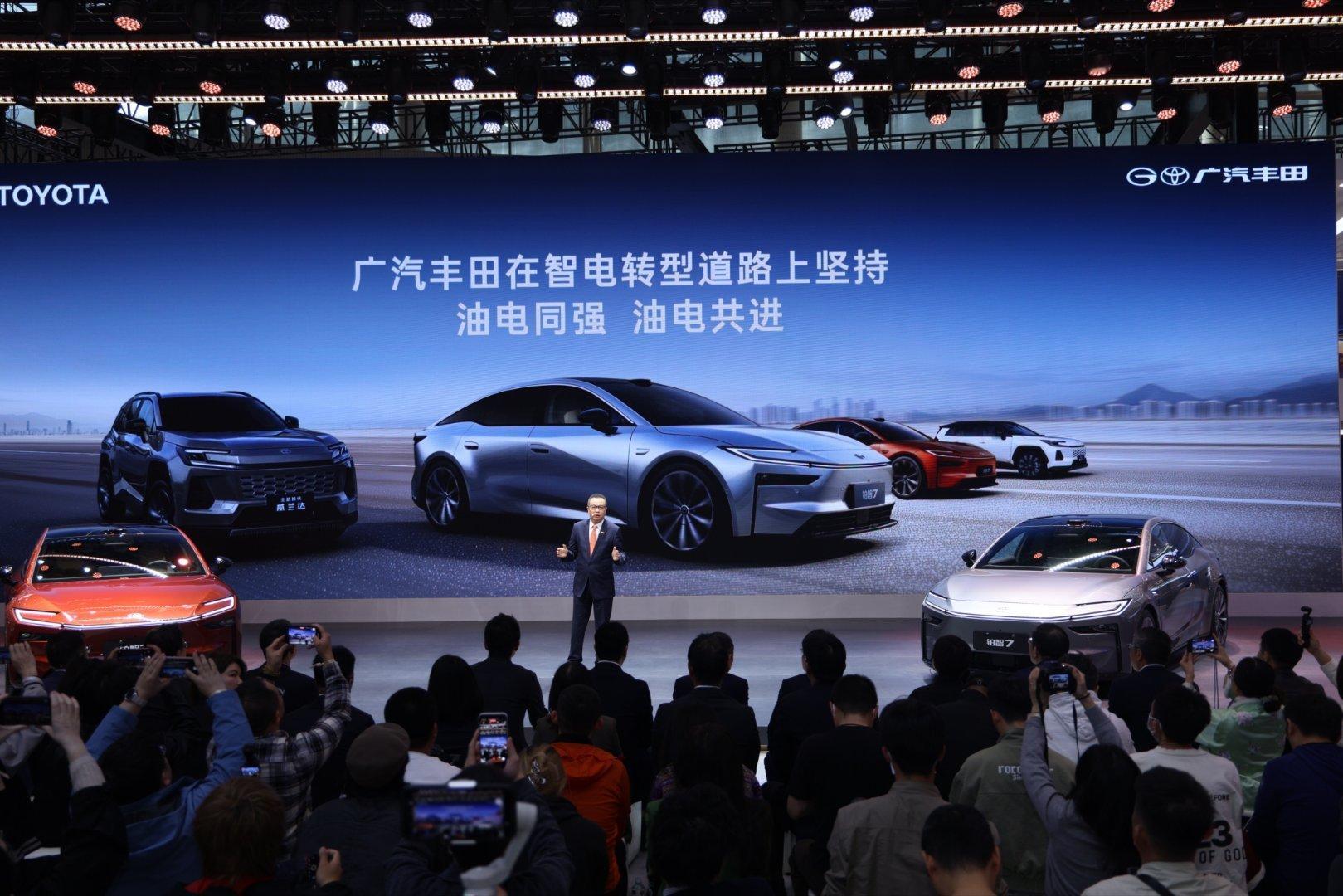 作为首款搭载华为鸿蒙座舱的丰田纯电7系旗舰，华为鸿蒙5.0座舱+Momenta激