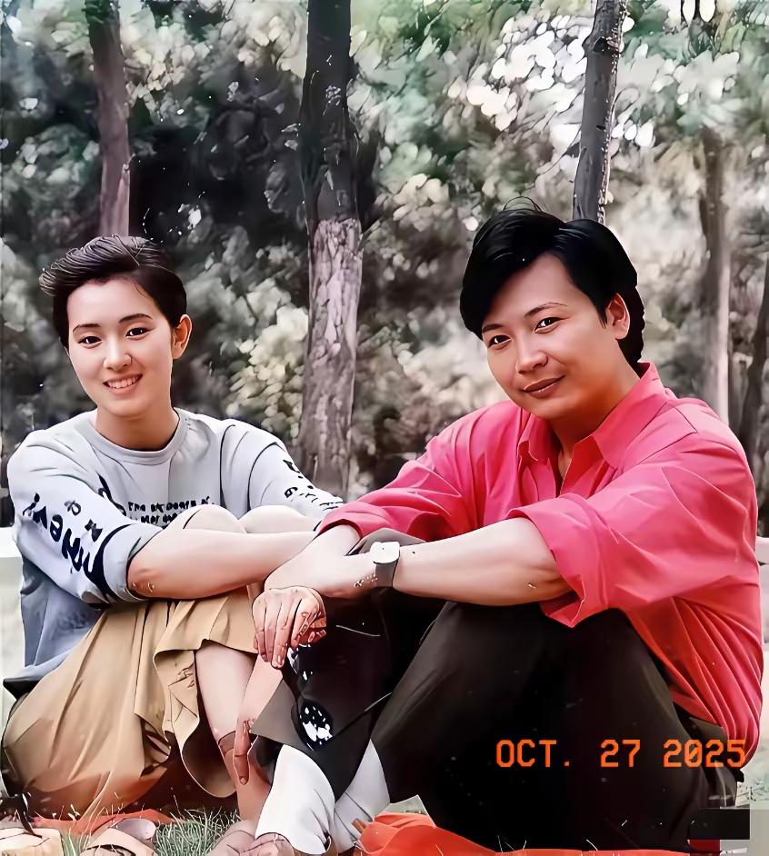 1982年，年仅17岁的巩俐，与第一任男友尹大为在公园游玩的时候合影留念。如果不