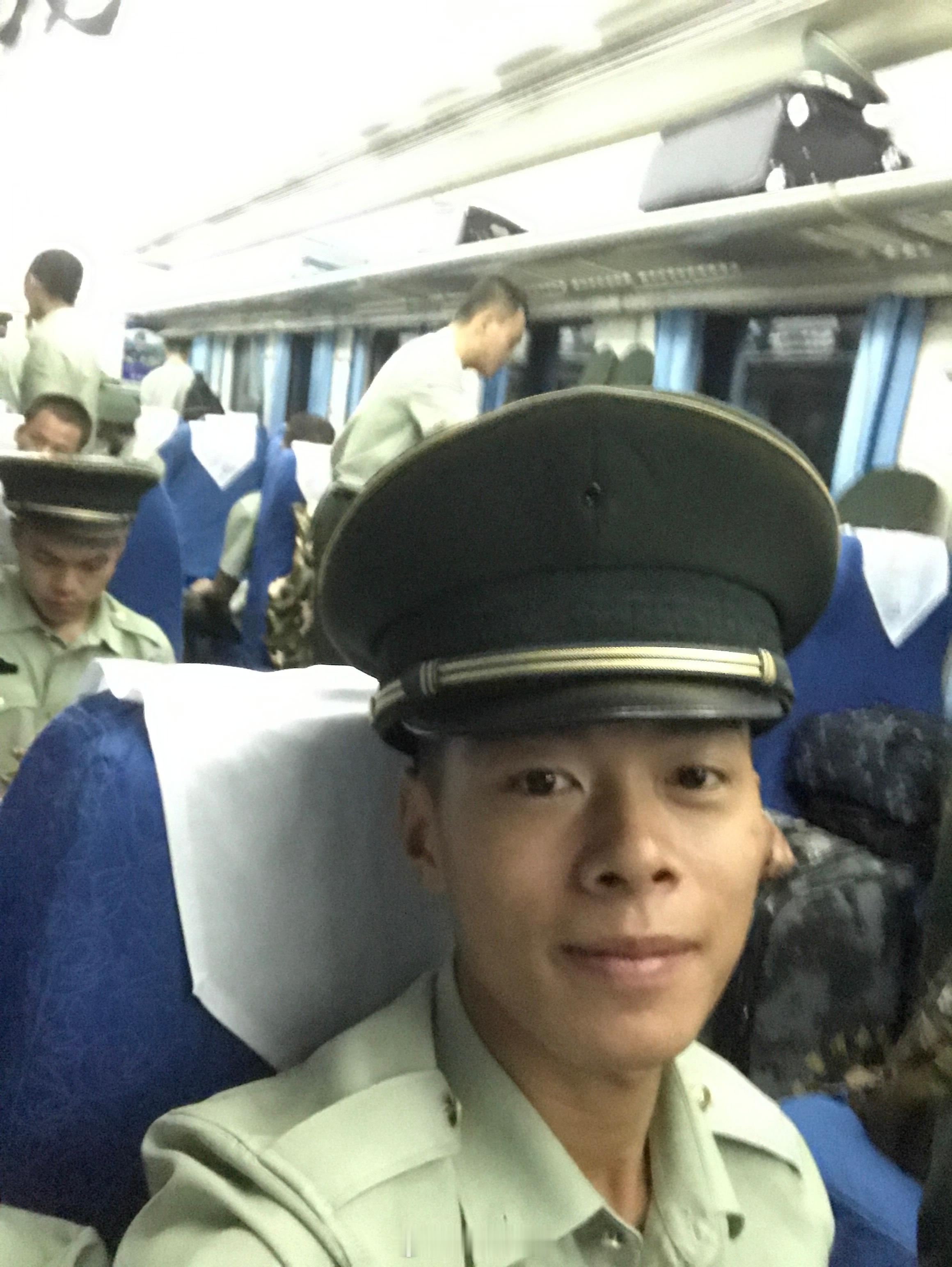 刚落地成都，正好遇到退伍季。机场接机的地方有拉横幅欢迎「兵王」回家的，有手捧鲜花