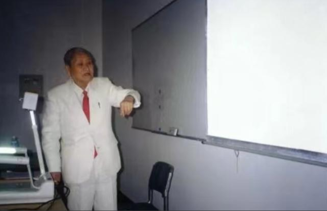一位曾参加三峡大坝修建的工程师说，大部分人都不知道，曾在大坝修建之前，我国清华大