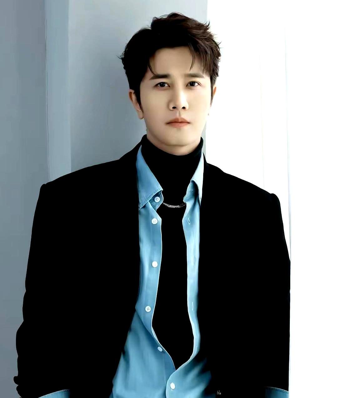 彭冠英长得好演技也行，身高一米八八，始终没成顶流。他这人挺佛系。拍完《玫