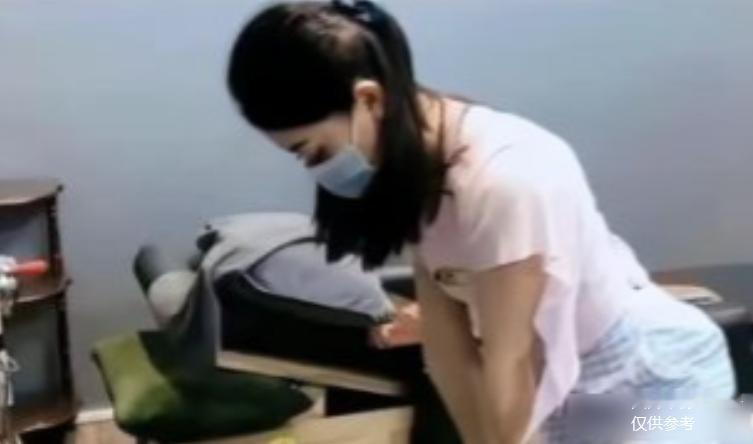 加个钟，就能为所欲为？湖北襄阳，足浴店包间里，醉酒男子挠女子大腿内侧不断试探，见
