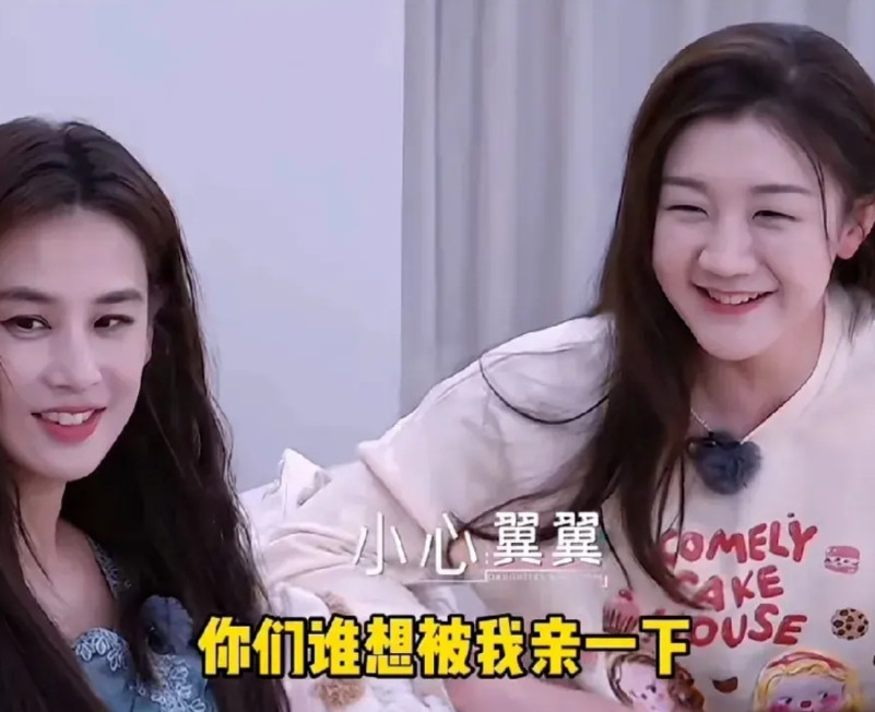 陈梦亲一口黄圣依，害羞得一直笑还亲出了声音，亲完笑晕了。李嘉格：吓到我了。