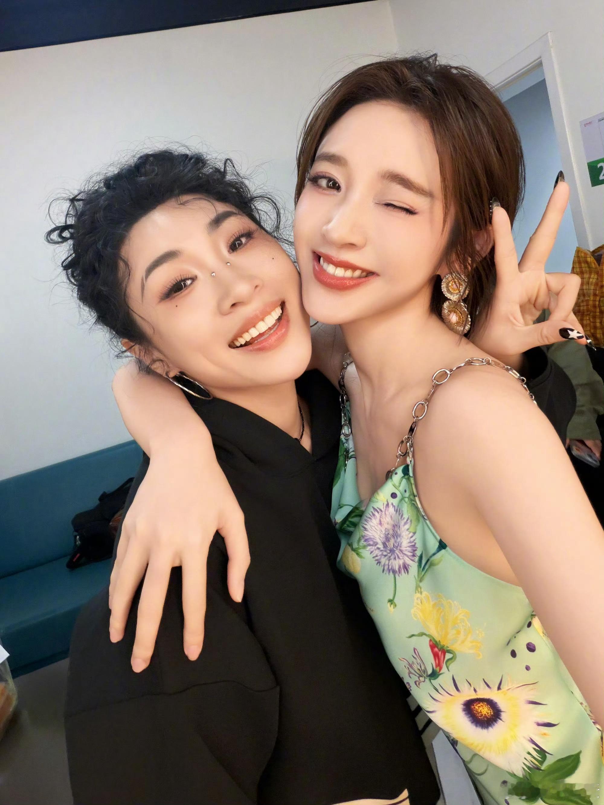 棒girls全员鬼马女孩唐艺昕陈凯琳淡淡鬼脸合照唐艺昕晒出棒girls组搞怪合照