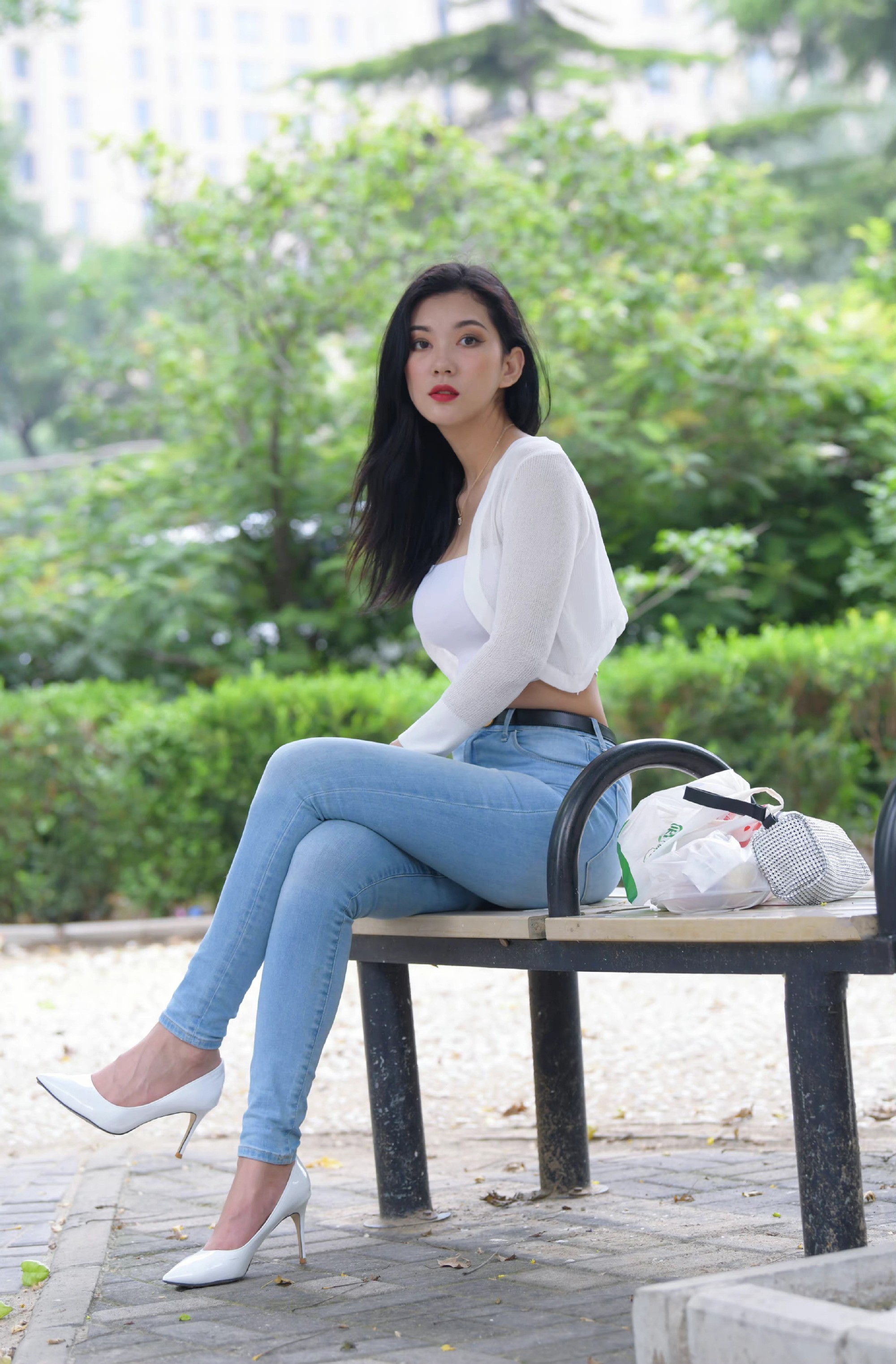 笑话一则：一个男人晚上睡觉时突然一把抱起睡得正香的媳妇，媳妇被弄醒，迷迷糊糊问：